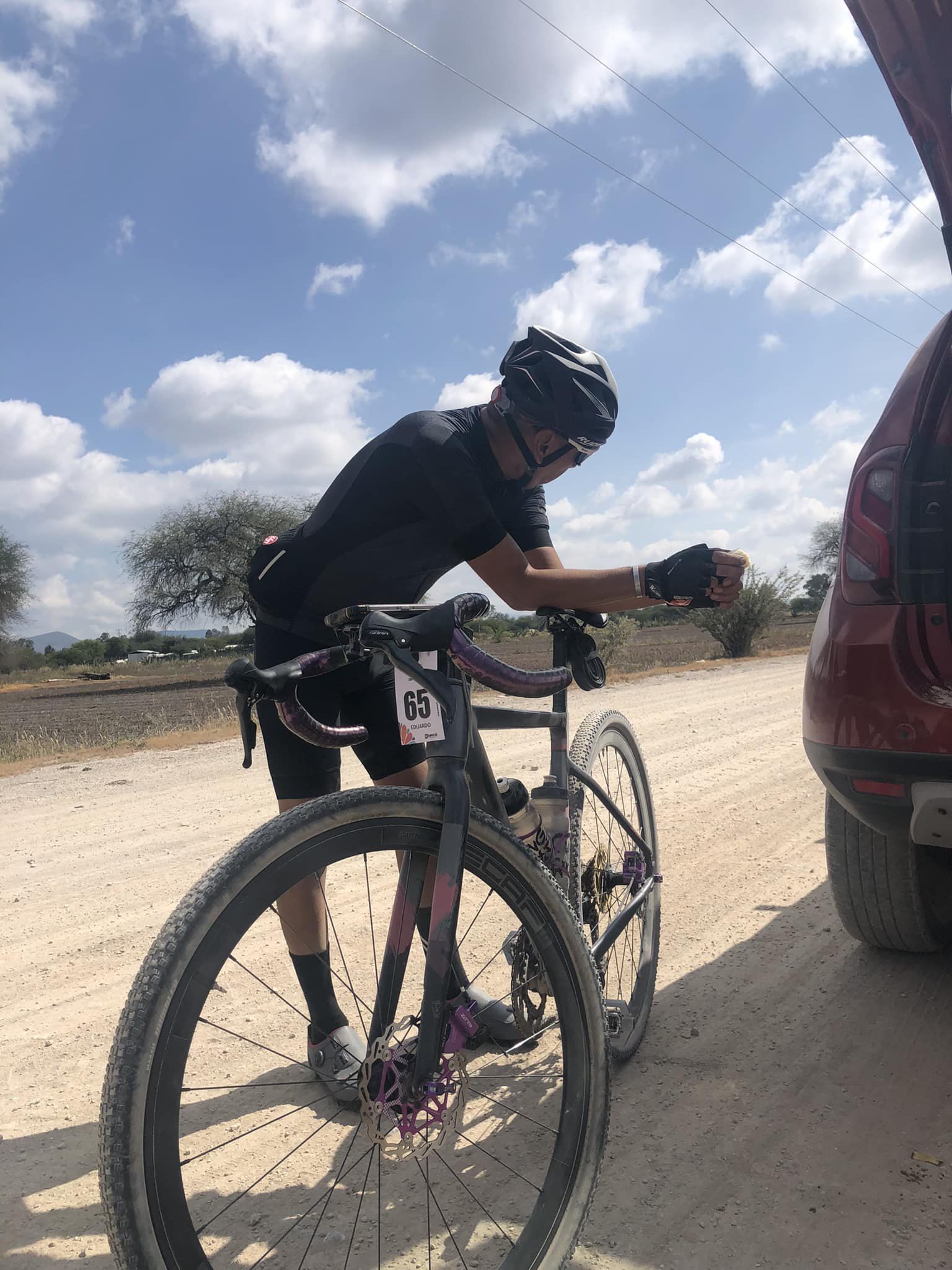 Corredor con número 65 en un camino de tierra